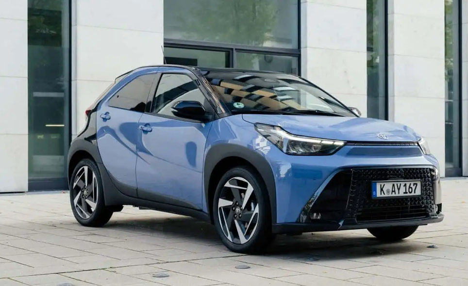cocheselec's tweet image. #Toyota que ha presentado en Madrid el CH-R llevará al mercado español 2026 tres nuevos modelos. Un restyle #Aygo X en variante puro híbrido, un #RAV4 de óptica radicalmente distinta y versión híbrida enchufable con batería de 23 kWh - 100 km automomía - 304 cv y por último #LFA