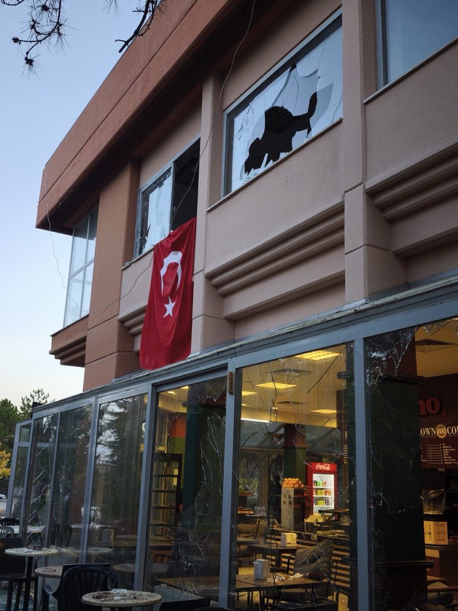 UNUTMA TÜRK MİLLETİ..!

Dün Hacettepe üniversitesinde, CHP Gençlik Kollarının destek açıklaması yaptığı solcular tarafından saldırıya uğrayan ve indirilmeye çalışan Türk bayrağı; Ülkücüler tarafından korunmuştur!