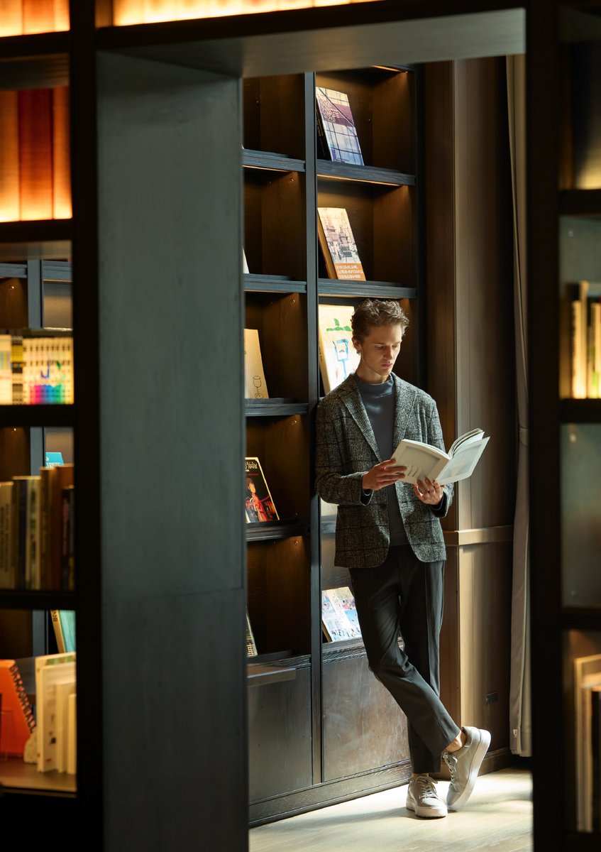 AOUREOFFICIAL's tweet image. 【#THEFIRSTCLASS】
伝統と格式にモダンさを香らせる古都有数の拠点とAOURE最上級ラインに感じる大人に必要な洗練
詳細▶x.gd/DcIqF
#AOURE #アウール #セットアップ #ジャケット