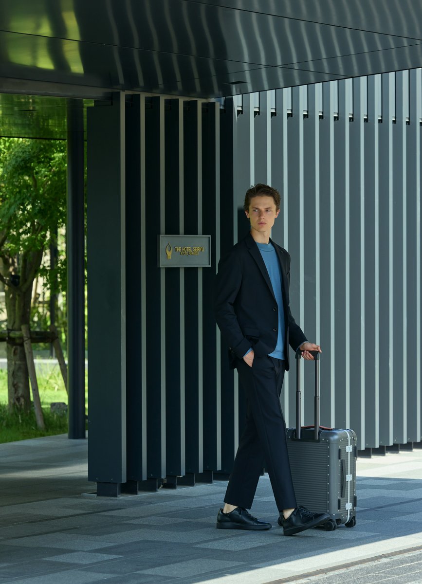 AOUREOFFICIAL's tweet image. 【#THEFIRSTCLASS】
伝統と格式にモダンさを香らせる古都有数の拠点とAOURE最上級ラインに感じる大人に必要な洗練
詳細▶x.gd/DcIqF
#AOURE #アウール #セットアップ #ジャケット