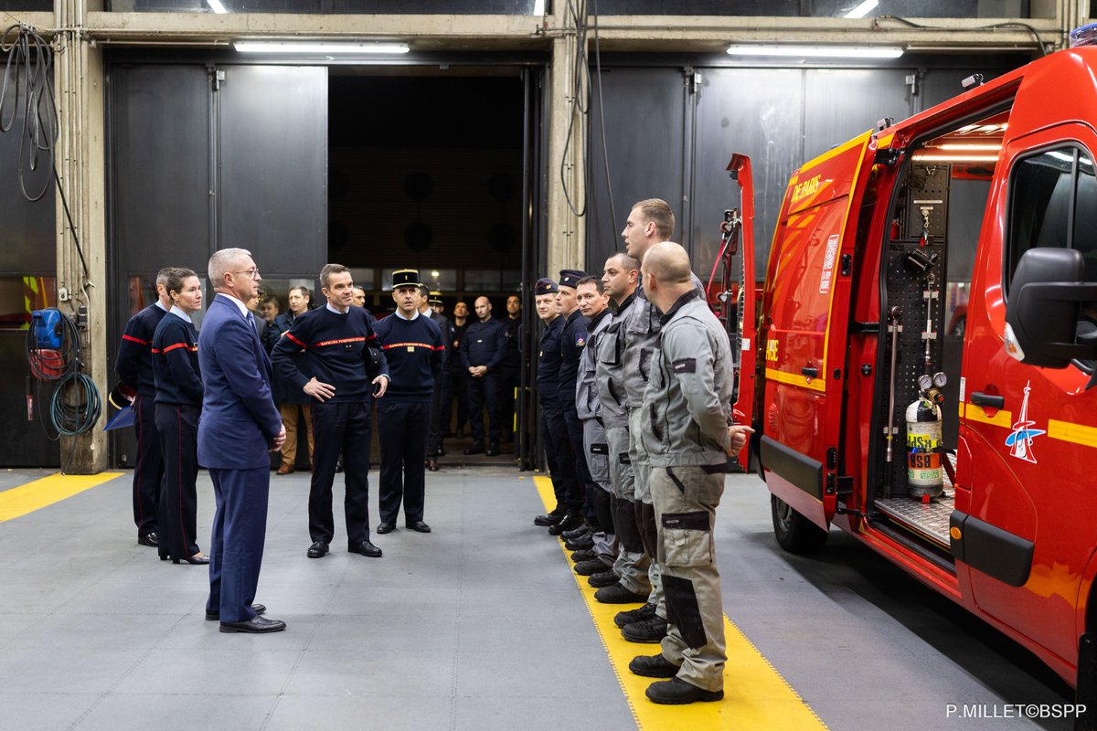 PompiersParis's tweet image. [#Actualité]

🚨Hier soir, le préfet de Police Patrice Faure s’est rendu au centre de secours de Bondy (93) pour sa première visite à la BSPP.

🚒L’occasion pour nos sapeurs-pompiers d&apos;échanger autour de leurs missions quotidiennes et de leurs conditions de travail au service de…