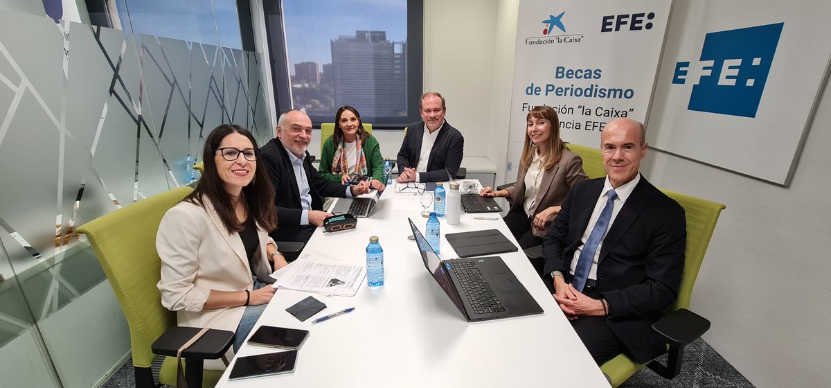 EFEescuela's tweet photo. El proceso de selección del programa de la @FundlaCaixa y @EFEnoticias llega a su fase final con las entrevistas personales a las que están convocados este martes y miércoles en Madrid y Barcelona los veinte candidatos que optan a las doce becas de periodismo del curso 2025-27. https://t.co/RFOHpCXHFr