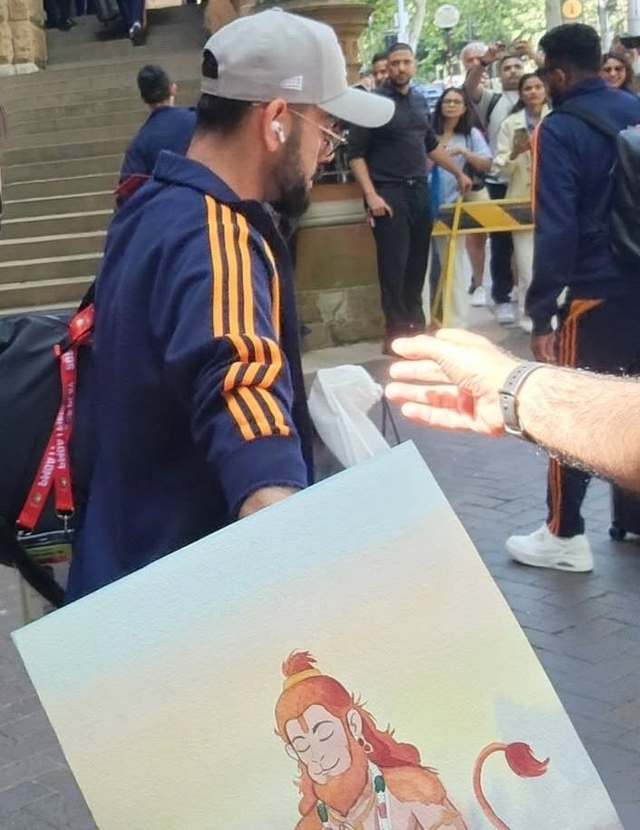ImTanujSingh's tweet photo. A fan with Lord Hanuman Ji's Art and Virat Kohli just behind before 3rd ODI Match Vs Australia. ♥️🙏

- What a beautiful picture! https://t.co/tX6NdypV9z