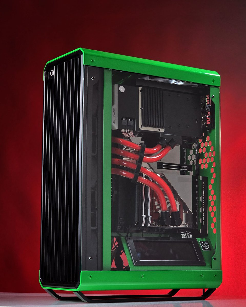 CableMod's tweet image. Our silver SFF cables always shine the most in builds with unique color combinations. This one is no exception! 😍

By @neSSaSSPCmods