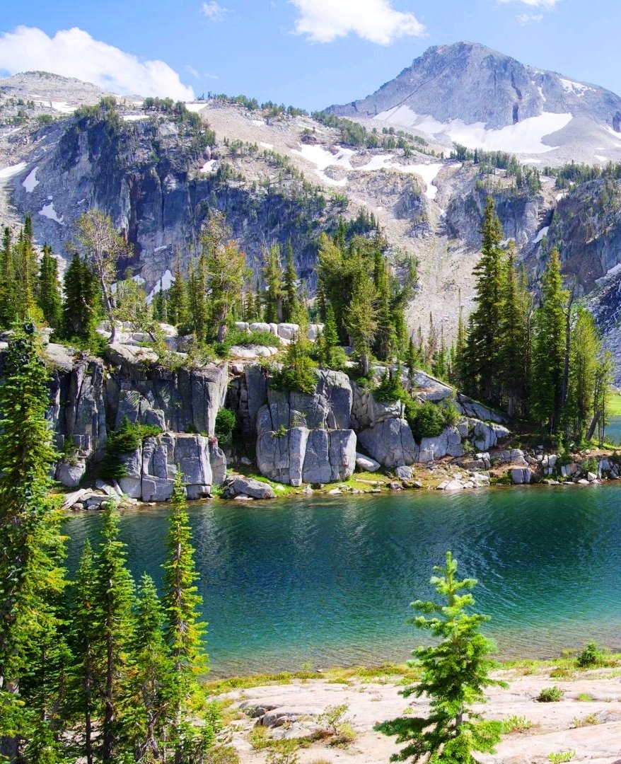 Beautiful Red Lake with view to Cascade Range mountains at the Olallie Lake Scenic Area in Oregon’s Mount Hood National Forest, US  🇺🇸