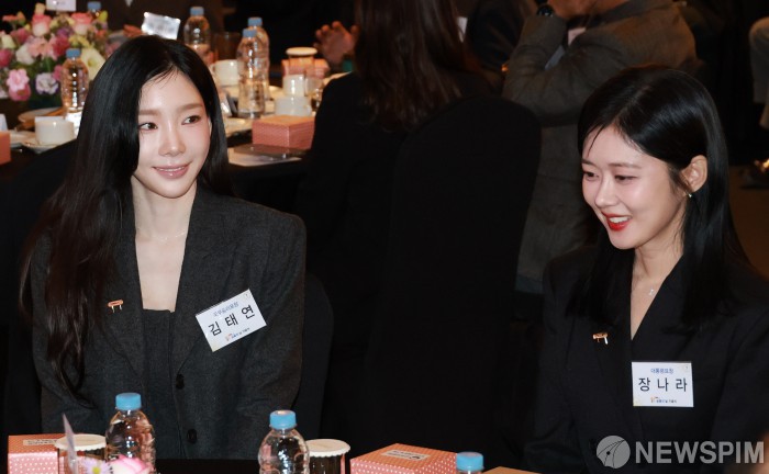 soshirevelae's tweet photo. taeyeon and jang nara 🥹

really wanna see taeyeon's with actresses more too 😭💙 https://t.co/9Ntfk46ohA