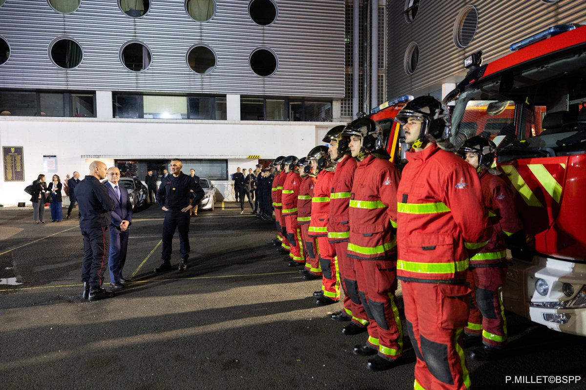 PompiersParis's tweet image. [#Actualité]

🚨Hier soir, le préfet de Police Patrice Faure s’est rendu au centre de secours de Bondy (93) pour sa première visite à la BSPP.

🚒L’occasion pour nos sapeurs-pompiers d&apos;échanger autour de leurs missions quotidiennes et de leurs conditions de travail au service de…