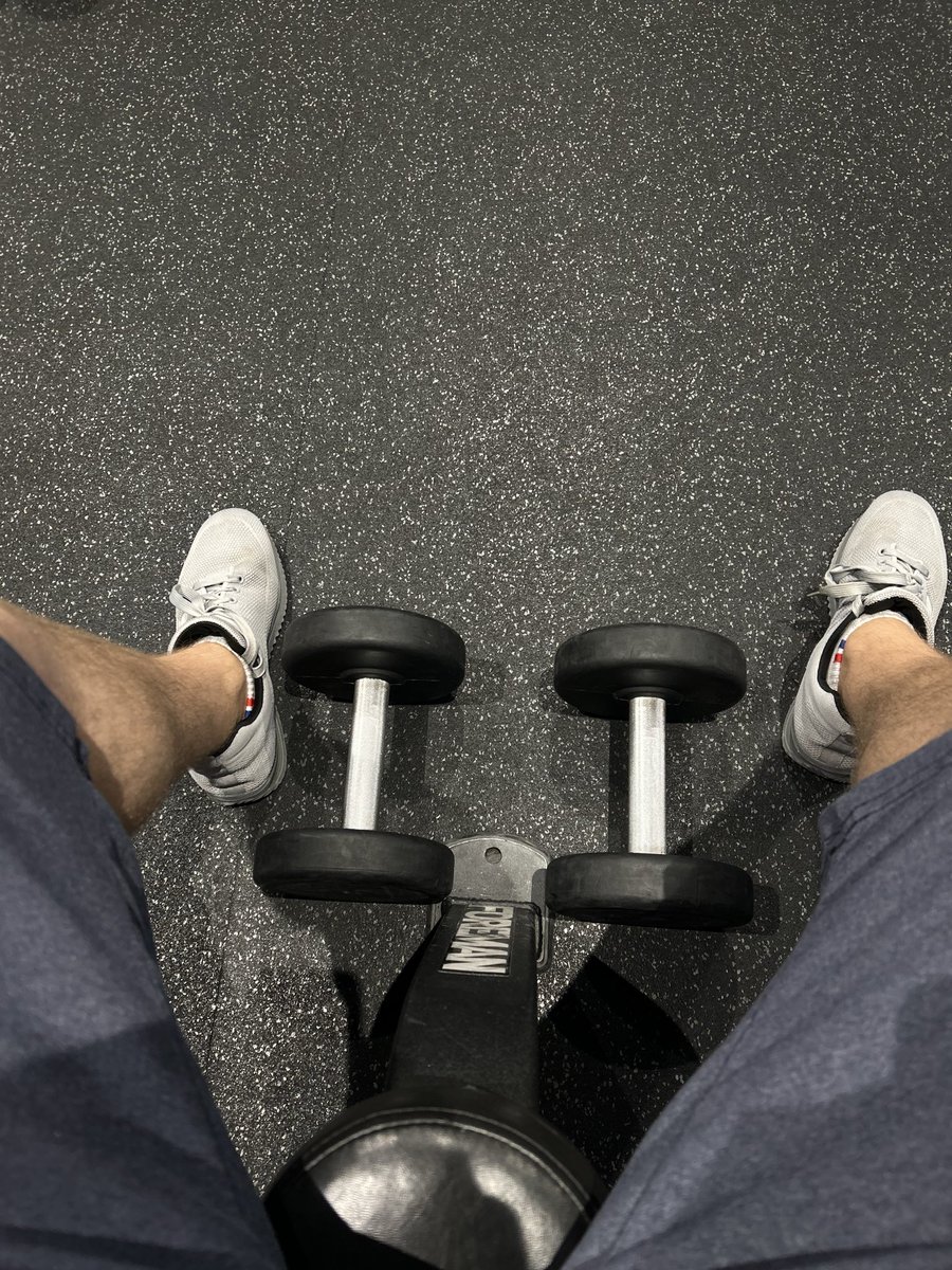 vvmlts's tweet image. Утреннюю «зарядку» провели 
На крашей в зале посмотрели 
День удался 👀