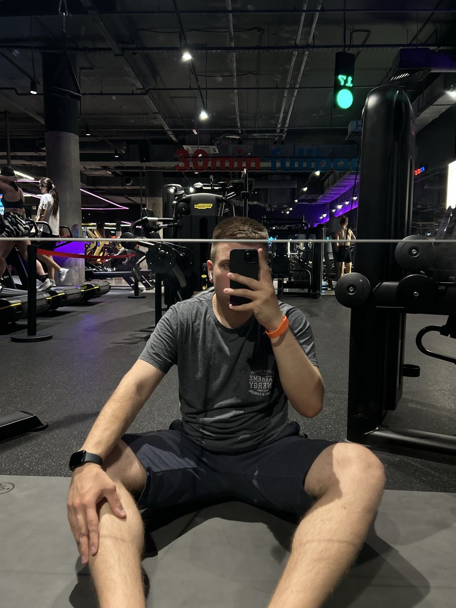 vvmlts's tweet image. Утреннюю «зарядку» провели 
На крашей в зале посмотрели 
День удался 👀