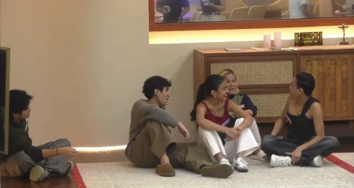 andreanhicz's tweet photo. Chika Minute muna ang PDG bago mag-ensayo for CARNIVAL CONCERT
"Bakit ang layo naman ng bunso"
#6
#PDGSS
#KInside
#PBBCOLLABS1 https://t.co/QasvMnSIWS