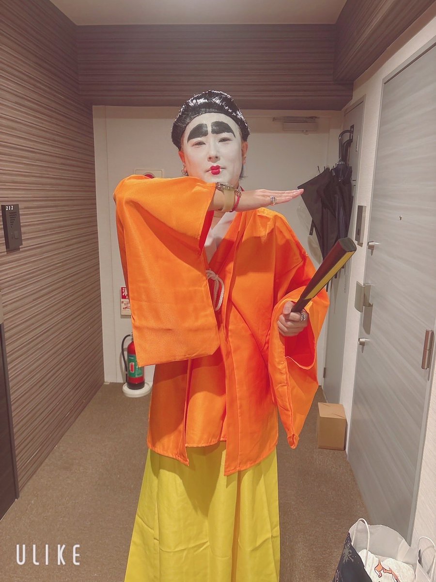 GplqmpIo's tweet photo. 今年のハロウィンはインパクトをさらにだすために眉毛を更に太くしたバカ殿をやりました。帰りは着替えず帰り歌舞伎町の民に笑顔という幸せをあたえましたとさ。めでたしめでたし。 https://t.co/hk5sfgFGxg
