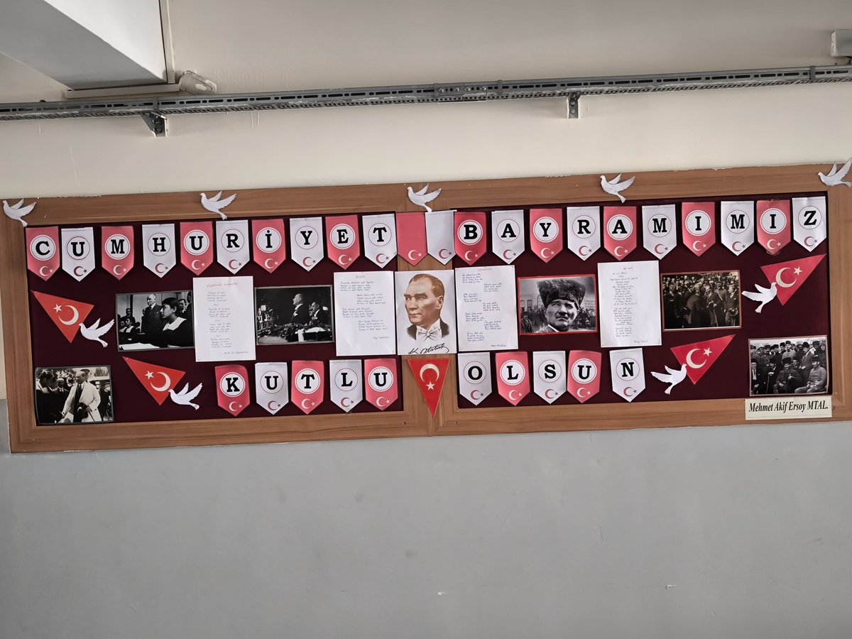 Öğrencilerimizin emekleriyle hazırlanan panolarımızla Cumhuriyet coşkusunu okulumuzda yaşattık.
102 yıldır aynı heyecanla söylüyoruz: Yaşasın Cumhuriyet! 🇹🇷
#29Ekim #CumhuriyetBayramı #MehmetAkifErsoyMTAL #YaşasınCumhuriyet” #cumhuriyet