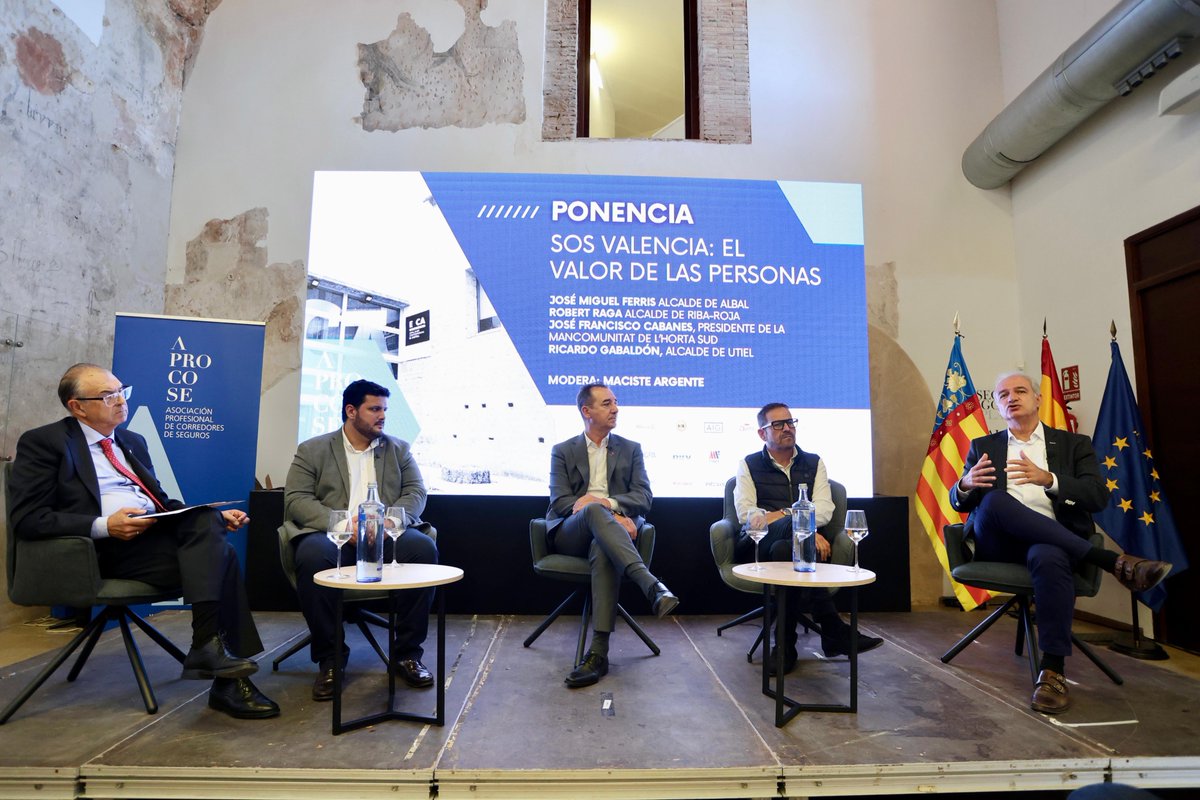 aprocose's tweet photo. 🗣️ Mesa redonda con los protagonistas. Cuatro alcaldes, cuatro voces esenciales que vivieron la gestión de la DANA en primera línea.
Gracias José Miguel Ferris, Robert Raga, José Francisco Cabanes y Ricardo Gabaldón por vuestra aportación.
#SOSValencia #APROCOSE #DANA https://t.co/EDkjSro48L