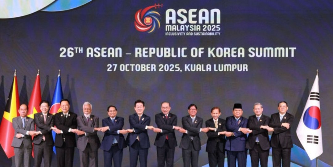 2찍들은 영어 해석 못하니? 대한민국 미국 일본 각자 따로 아세안 국가와 정상회의 하는거잖아