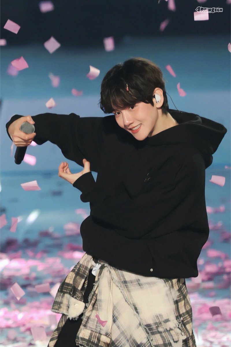 luvB56's tweet image. 아 예뽀 백현이 예뻐🥰