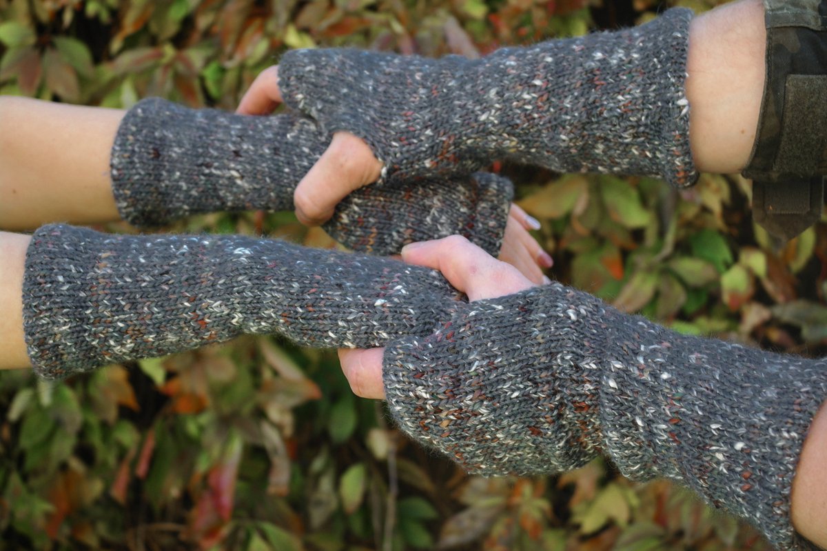 SuperSoftKnits's tweet photo. Soft. Warm. Handmade. ✨
Boho merino & alpaca wrist warmers – unique comfort for every outfit!
#Knit #FingerlessGloves #Boho #Handmade #Wool #Mittens #ArmWarmers
🧵 https://t.co/UHIDRIB22n @Etsy https://t.co/Ymc8tDjMis