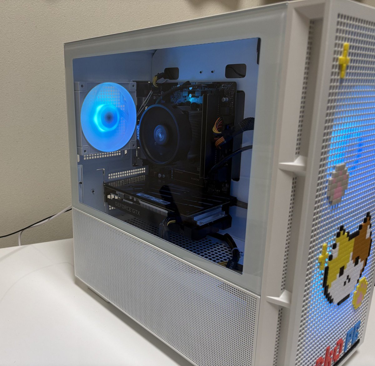 当選報告🎊
nekoPC(<a href="/kakuneko55/">nekoPC【公式】格ゲー（FPS)用ゲーミングPC販売</a>)様のプレゼント企画で
ゲーミングPCをいただきました✨
ありがとうございます！

見た目もめっちゃ可愛いし大切に使っていきます😊
まずは部屋を掃除して置く場所を考えて快適な環境を作りたい！