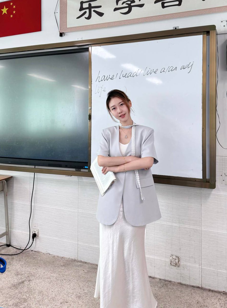 YanZixu94's tweet photo. 今天下午讲课完最后一节课 有一个学生说老师今天好漂亮呀.可以为我拍几张照片吗 不得不说这个学生拍照还是很好看的. https://t.co/7YqHBD6tpT