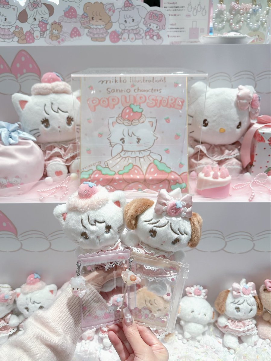 8momomo888's tweet image. ショートケーキ🍰
イチゴみたいにすわってもいい？🍓

#mikkoillustrations #mikko
#sanrio #サンリオ