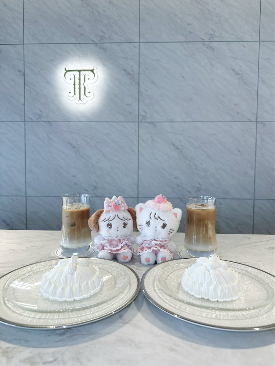 8momomo888's tweet image. ショートケーキ🍰
イチゴみたいにすわってもいい？🍓

#mikkoillustrations #mikko
#sanrio #サンリオ