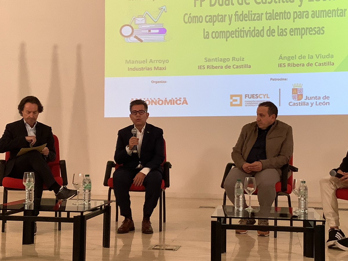 Arroyo habla del programa FPdual Maxi, complemento formativo para alumnos que <a href="/INDUSTRIASMAXI/">INDUSTRIAS MAXI</a>  puso en marcha hace una década. Han pasado más de 100 alumnos de los que el 80% se ha quedado en la empresa, lo que se traduce en la mitad de la plantilla #FPdualcyl25 <a href="/jcyl/">Junta de Castilla y León</a> <a href="/Fuescyl/">Fundación Universidades y EESS de Castilla y León</a>