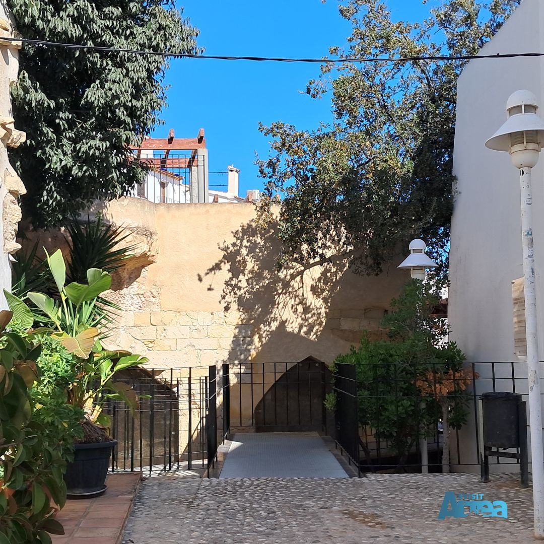 (VAL) Molí Vell de Bellaguarda, : un testimoni que ens recorda la importància de la cultura ancestral de l'aigua a Altea. 

(CAS) Molí Vell de Bellaguarda, también conocido como el Aljub: un testigoque nos recuerda la importancia de la cultura ancestral del agua en Altea.