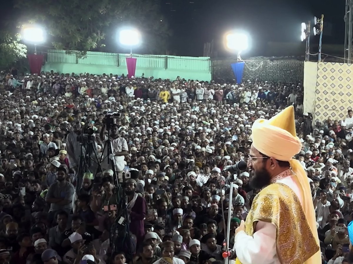 abuasimazmi's tweet photo. सुप्रीम कोर्ट ने स्पष्ट कहा है कि मुफ़्ती सलमान अज़हरी साहब का भाषण न तो साम्प्रदायिक था और न ही किसी क़ानून का उल्लंघन करता था, फिर भी मुंबई में उनकी सभाओं को अनुमति नहीं दी जा रही है। मुंबई पुलिस ने मालाड में तो इजाज़त दी, लेकिन चीता कैम्प में नहीं — आखिर ऐसा दोहरा रवैया क्यों?

एक तरफ़ रोज़ाना मुसलमानों के ख़िलाफ़ नफ़रत फैलाने वालों और भड़काऊ भाषण देने वालों को खुली छूट दी जा रही है, जबकि दूसरी तरफ़ सुप्रीम कोर्ट के आदेश के बावजूद मुफ़्ती साहब की सभाओं पर रोक लगाई जा रही है। क्या देश में दो तरह के क़ानून चल रहे हैं?

इसी सवाल को लेकर आज मैंने मुंबई पुलिस कमिश्नर श्री देवेन्द्र भारती जी से मुलाक़ात की और इस मामले में कार्रवाई की माँग की। कमिश्नर साहब ने कहा कि पहले वे यह जांच करेंगे कि मालाड में सभा के लिए अनुमति कैसे दी गई थी, और मानखुर्द–शिवाजी नगर के लिए वे संबंधित ज़ोन के डीसीपी से चर्चा करके आगे की जानकारी देंगे।

#MuftiSalmanAzhari #Malad #MankhurdShivajiNagar #FreedomOfSpeech #SupremeCourtofIndia #SamajwadiParty #AbuAsimAzmi