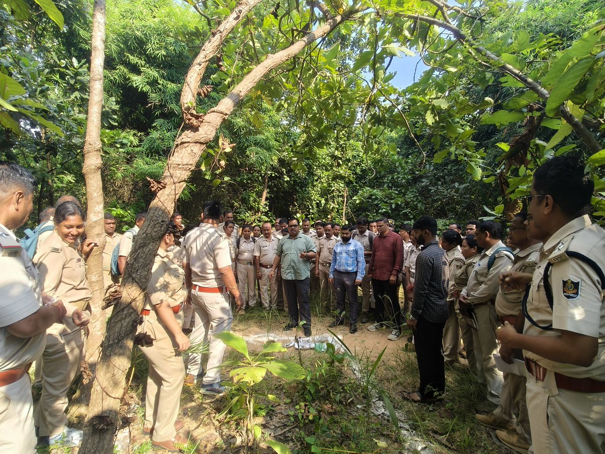 BargarhDfo's tweet photo. A Division-level training on All India Tiger Estimation (AITE)–2026 was held on 27.10.25 at Bargarh Forest Division. The session covered the use of the MSTrIPES app for sign survey, camera trap deployment, data collection, and reporting, followed by a field demonstration. https://t.co/R47HxMai2s