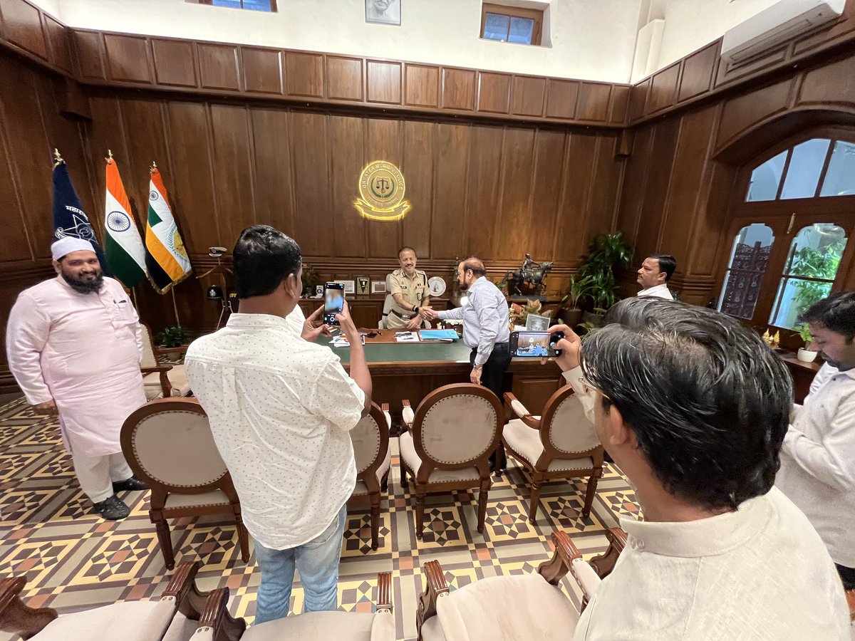 abuasimazmi's tweet photo. सुप्रीम कोर्ट ने स्पष्ट कहा है कि मुफ़्ती सलमान अज़हरी साहब का भाषण न तो साम्प्रदायिक था और न ही किसी क़ानून का उल्लंघन करता था, फिर भी मुंबई में उनकी सभाओं को अनुमति नहीं दी जा रही है। मुंबई पुलिस ने मालाड में तो इजाज़त दी, लेकिन चीता कैम्प में नहीं — आखिर ऐसा दोहरा रवैया क्यों?

एक तरफ़ रोज़ाना मुसलमानों के ख़िलाफ़ नफ़रत फैलाने वालों और भड़काऊ भाषण देने वालों को खुली छूट दी जा रही है, जबकि दूसरी तरफ़ सुप्रीम कोर्ट के आदेश के बावजूद मुफ़्ती साहब की सभाओं पर रोक लगाई जा रही है। क्या देश में दो तरह के क़ानून चल रहे हैं?

इसी सवाल को लेकर आज मैंने मुंबई पुलिस कमिश्नर श्री देवेन्द्र भारती जी से मुलाक़ात की और इस मामले में कार्रवाई की माँग की। कमिश्नर साहब ने कहा कि पहले वे यह जांच करेंगे कि मालाड में सभा के लिए अनुमति कैसे दी गई थी, और मानखुर्द–शिवाजी नगर के लिए वे संबंधित ज़ोन के डीसीपी से चर्चा करके आगे की जानकारी देंगे।

#MuftiSalmanAzhari #Malad #MankhurdShivajiNagar #FreedomOfSpeech #SupremeCourtofIndia #SamajwadiParty #AbuAsimAzmi