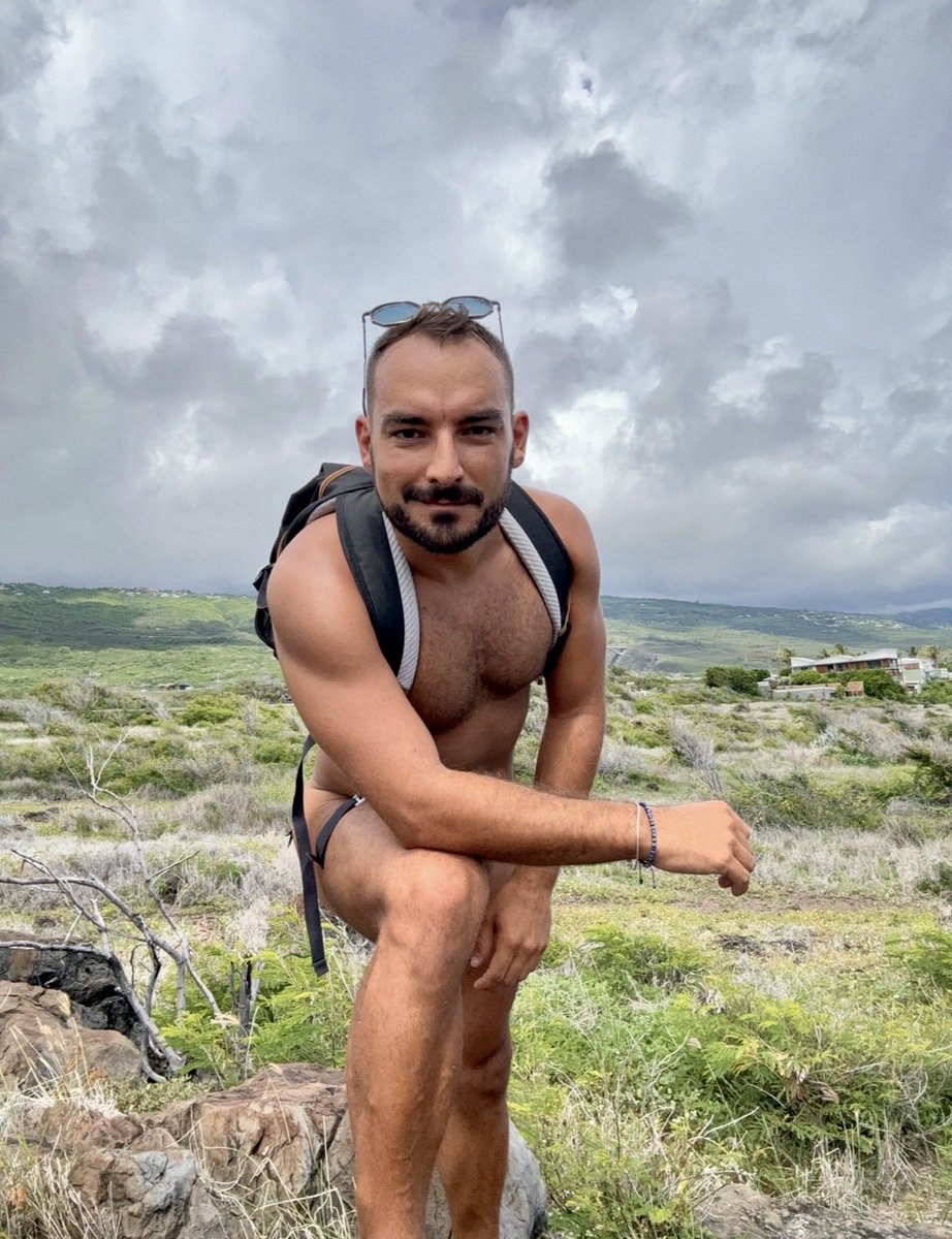 MarcoNakedboy's tweet photo. Petite balade de fin de journée!
Sac à dos, baskets et rien de plus. 
Qui vient avec moi?! https://t.co/cacal5DMni