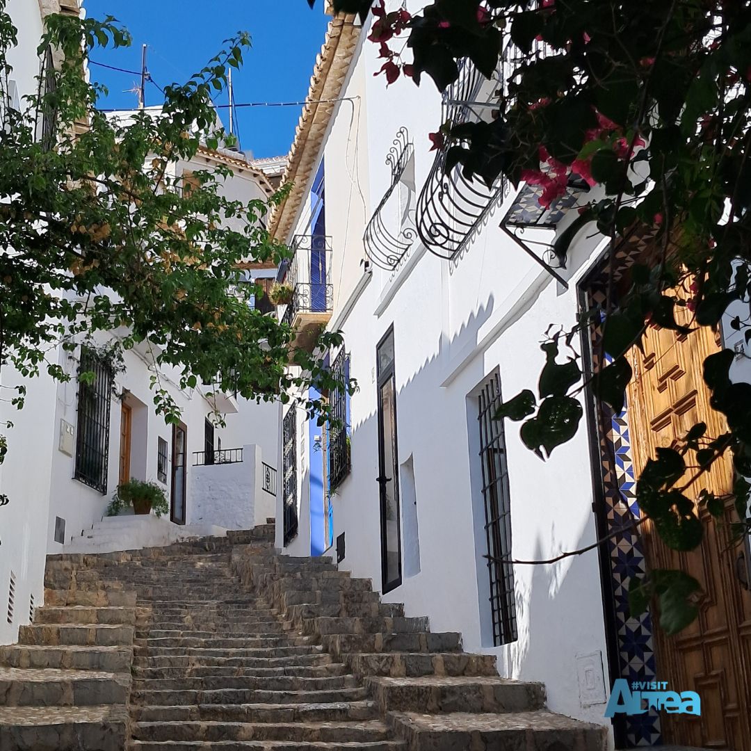 (VAL) Costera del Mestre de la Música? És un dels llocs més curiosos d'Altea.  

(CAS) Costera del Mestre de la Música? Es uno de los lugares más curiosos de Altea.