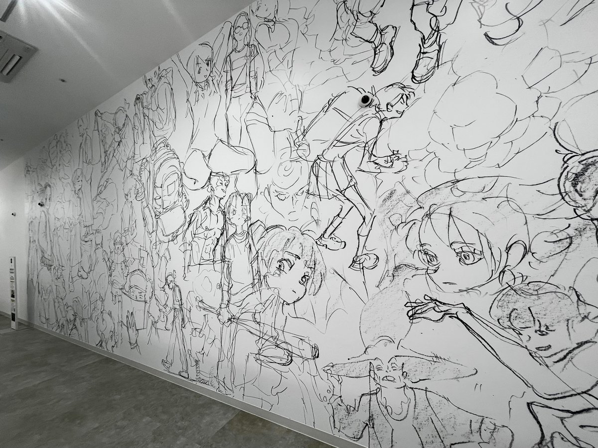 \\🍀ジーユー リヴィンオズ大泉店様とコラボ🍀//

タペストリーの店内装飾に引き続き「ジーユー リヴィンオズ大泉店様」とのコラボ第2弾です！

アニメーターの柏熊信さんが、これまで絵の練習として描いたスケッチや落書きなどを集めました🔥
試着室前の壁に大きく展示していただいております...!