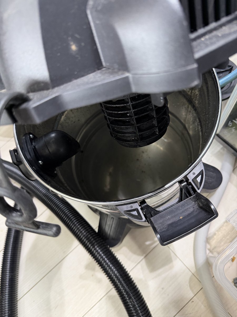 水槽何本かある人はまじで乾湿両用掃除機があるとなんかあった(水漏れ)時めっちゃ助かるぞ😭😭😭お世話にならないのが1番なんだけどね😭😭😭