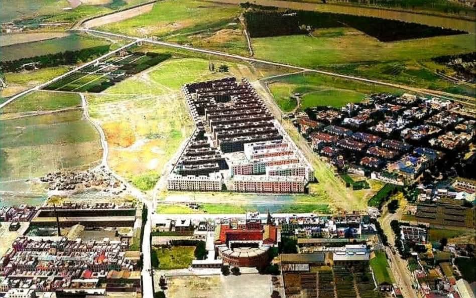 joseangelrios92's tweet photo. Triana, 1956. 

Vemos el Tardón, el barrio León, la fábrica de Mensaque, los Salesianos, los barrios Máquina y Voluntad, la fábrica de aceitunas del Inglés y la cochera de los tranvías. https://t.co/gleKxqtJmS