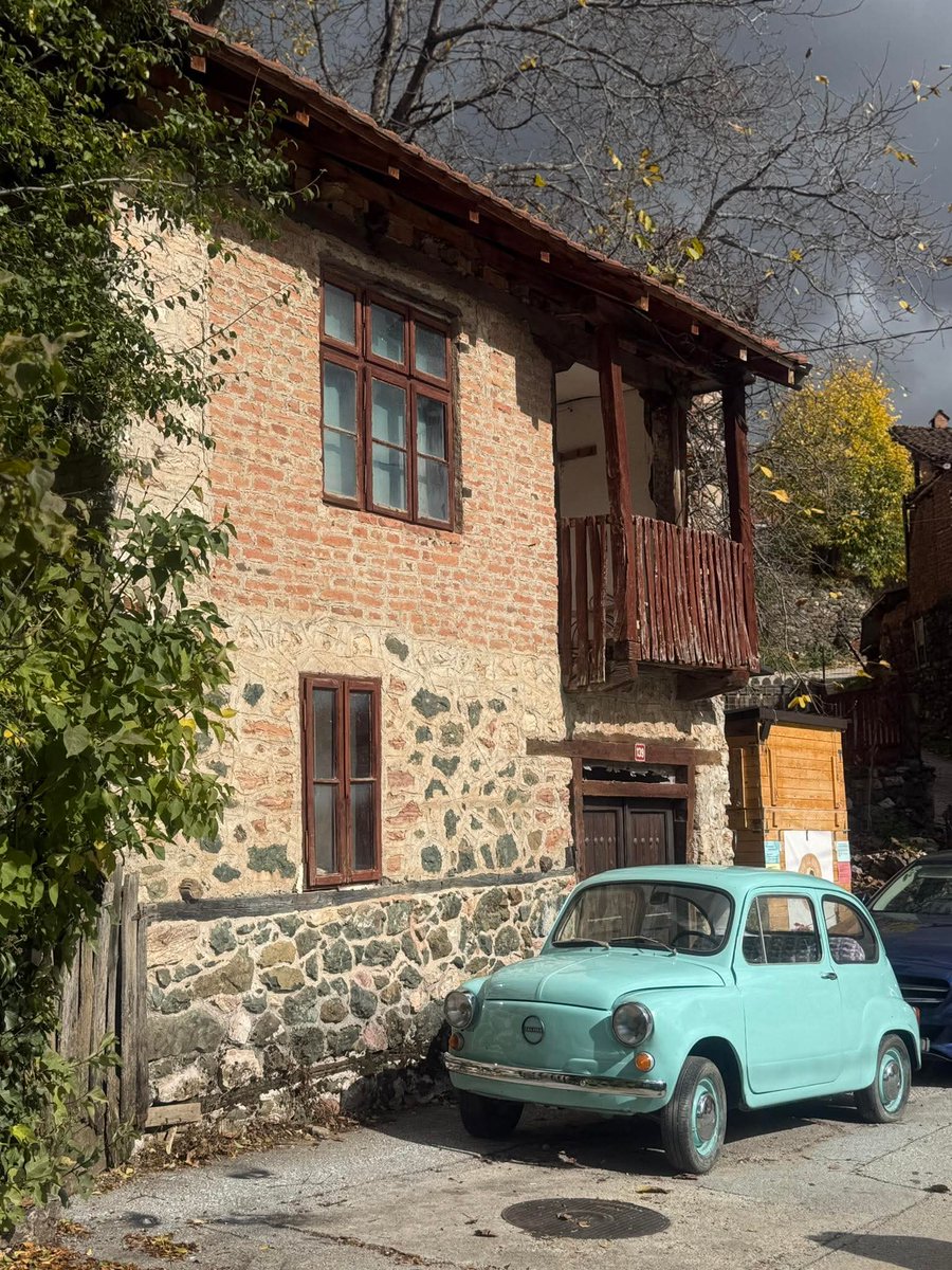 SmetaloLevo's tweet photo. Работите за да си дозволите тоа шо го наметнааа капиталистите.
Џабе ви брендирана облека
Џабе ајфони, скапи коли, станови.
Џабе ви накит, парфеми. Не сте среќни!
Среќа е да се дишиш чист воздух, среќа е да јадиш од бавча, среќа е да живееш меѓу природни материјали
Среќа е Природа https://t.co/749uBly64v