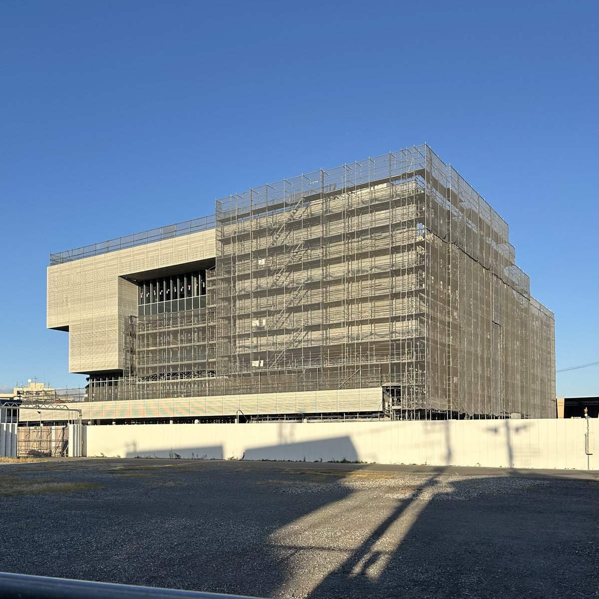 EndoArchitect's tweet photo. 大阪府 門真市立文化創造図書館 KADOMADO
都市に浮遊する、新しい文化拠点の形が見えてきた
（遠藤克彦） https://t.co/4AQKCephyn