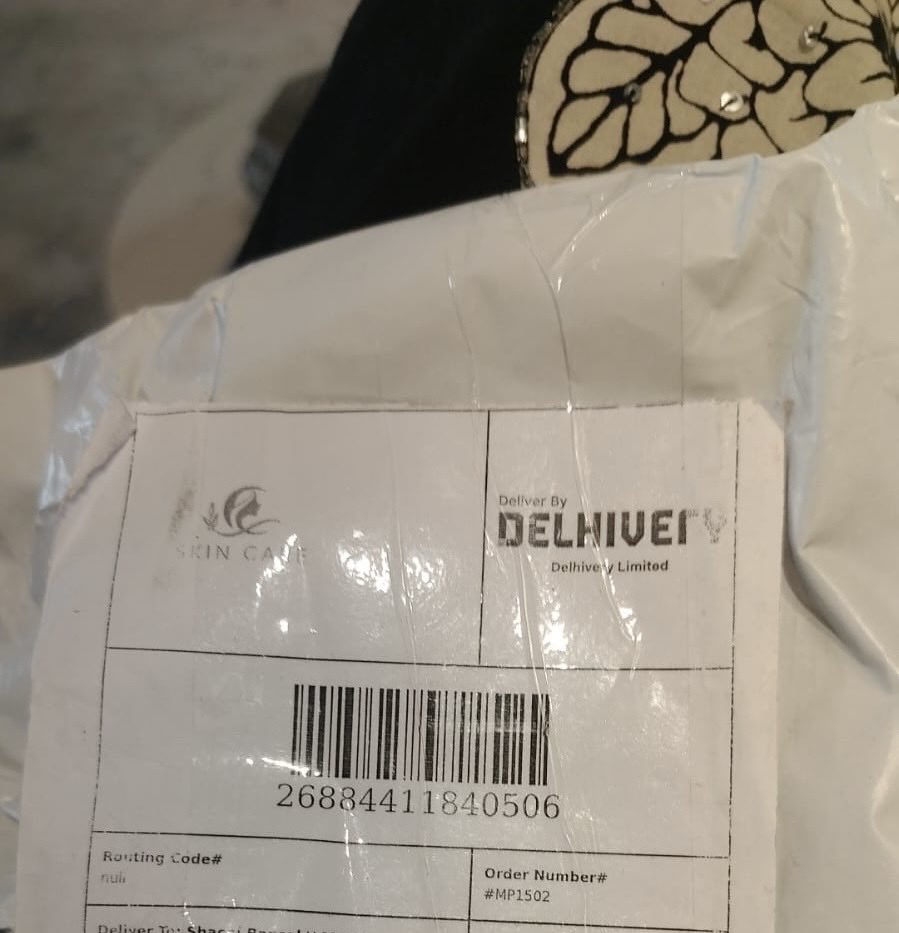 WaliaDivy81's tweet photo. Dear @delhivery @help_delhivery request you to please find out this scam. This packet was received for COD and on opening it was realized that neither it was ordered nor it was worth 699/- 
Please intervene and let us know about the sender. https://t.co/dq3UzkzrUc
