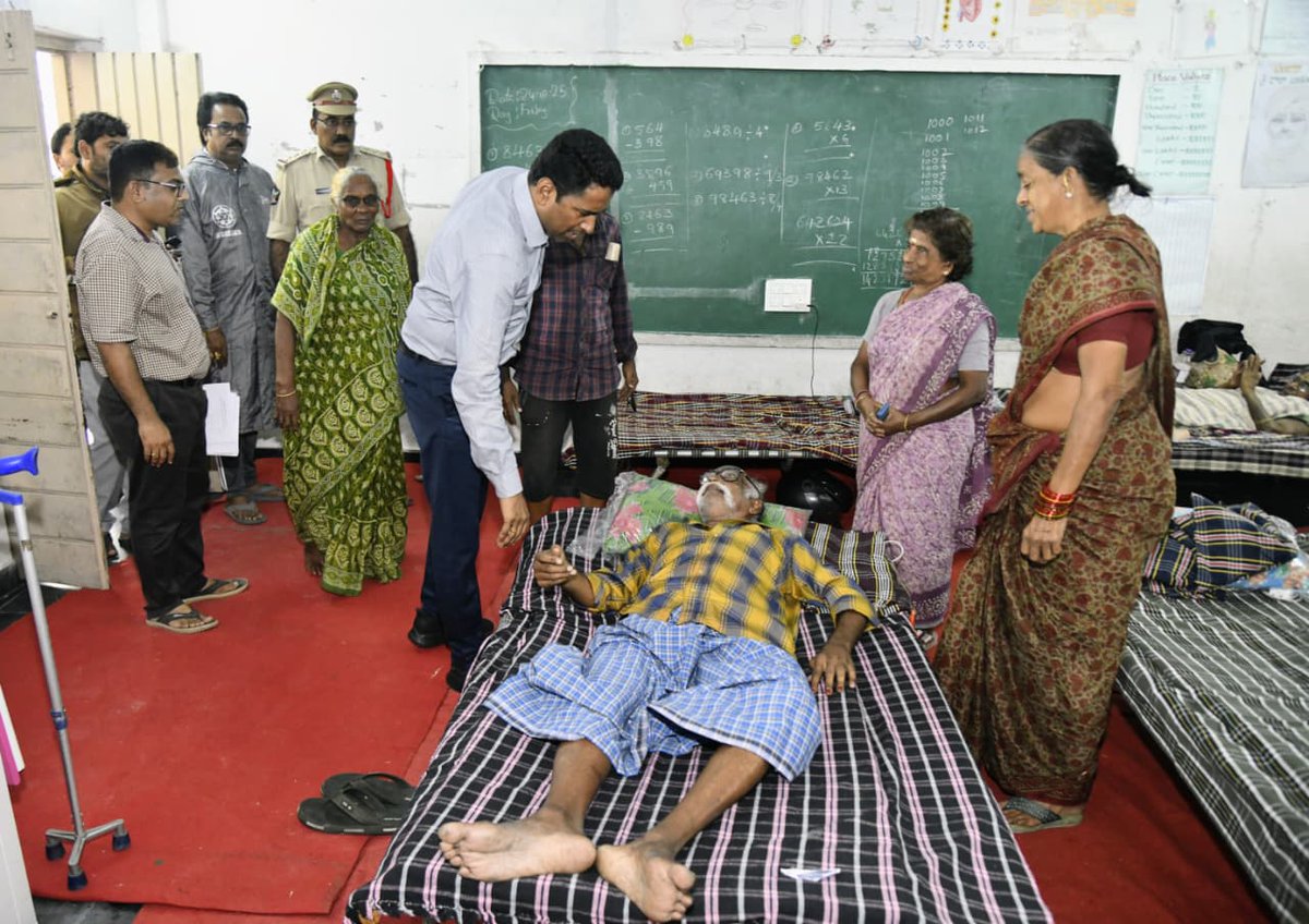 DDSaptagirivja's tweet photo. #MonthaCyclone #NTRDistrict #DisasterManagement #PublicSafety #RehabilitationCentres #CyclonePreparedness  #GoodGovernance #ZeroCasualty #ReliefOperations #SafetyFirst #CommandControl #CycloneRelief https://t.co/QsekycIr9b