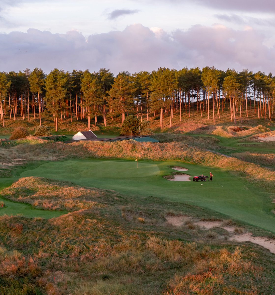 Hillside_GC's tweet image. Early morning at the par-3 4th, where the team’s dedication and skill makes all the difference. @Hillside_Greens 

#golfcourse #golfphotography #morninggolf #greenkeepers #behindthegreens #jhogg #golfcoursemaintenance #golfdaily #golfbeauty #goldenhourgolf #dawngolf #linkslife