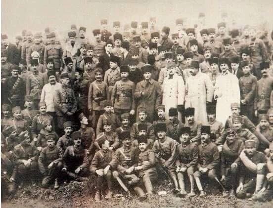 Bir avuç Türk!..
Vatanı kurtardılar ve yarın Cumhuriyeti ilan edecekler.

#CumhuriyetBayramı