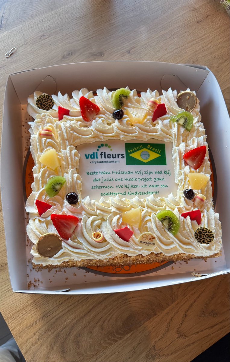 Mooie #samenwerking voor de #nieuwbouw van VDL-BRASIL in Naaldwijk! 🎉 Wij mogen de scherminstallaties voor dit bijzondere project verzorgen, een mooie stap in onze samenwerking en blijk van vertrouwen in onze expertise. Dit werd gevierd met heerlijke taart, bedankt mannen! 🤩