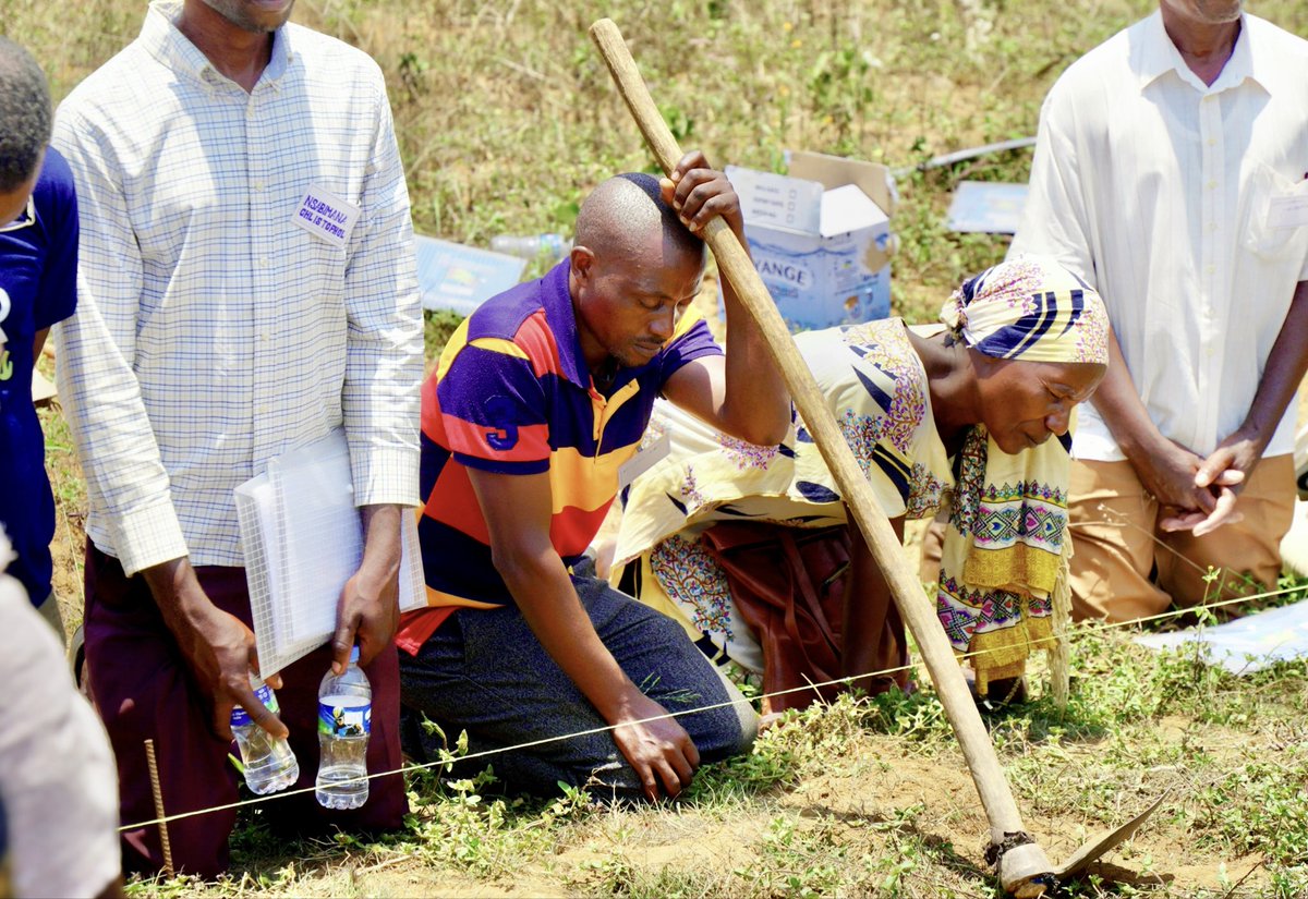 B2R Farms partnered with Compassion International to walk alongside 30 farming families in Rukumberi - an area shaped by displacement and food insecurity. Together, we’re restoring land and growing faith, resilience, and hope. 

#B2RFarms  #FfF #ConservationAgriculture