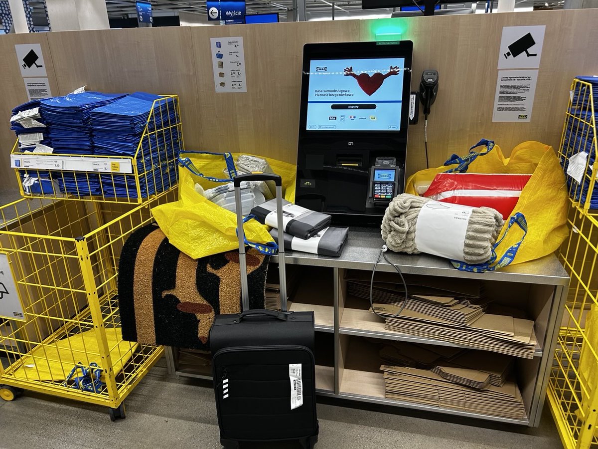 BodnarIzabela's tweet photo. Poseł @KonradBerkowicz zainspirował mnie do pójścia na bardzo zaległe zakupy w Ikea. Postarałam się jednak aby skomplikowany proces płatności odbył się bez asysty służb mundurowych 😉 https://t.co/lKPI4rYj5g