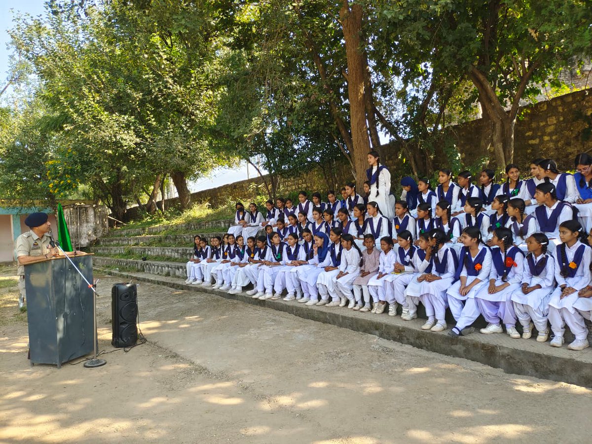 UdhampurPolice's tweet image. #RunForUnity #EktaDiwas #IronManOfIndia #UnityInDiversity #PoliceForPeace
PS Ramnagar held a lecture on #NationalUnityDay at Girls HS,honoring Sardar Patel’s 150th birth anniversary,students participated, learning about unity,integrity & civic responsibility @ZPHQJammu @igp_jammu