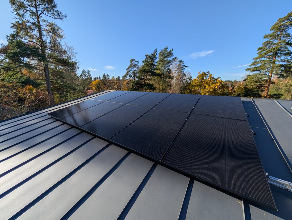 renewegroup's tweet photo. Syksy pistää parastaan! 🍂☀️

Asensimme espoolaiselle taloyhtiölle 3 aurinkovoimalaa & sähköautojen latausasemat. Tulos: Pienemmät energiakulut, noussut kiinteistön arvo & tyytyväiset asukkaat.

Aurinkosähkö tuottaa ympäri vuoden – myös nyt.

Vinkki: Muista tarkistaa ja puhdistaa paneelisi ennen ensilumia! Ei aikaa tai osaamista? Tilaa meiltä ammattilaisen kuntotarkistus, alk. 290€. Varmista voimalasi täysi tuotto ja turvallisuus.

Tutustu https://t.co/cpdgQpUpWB

#aurinkosähkö #latausasema #energiatehokkuus #aurinkovoimala #taloyhtiö #sähköautonlataus #espoo