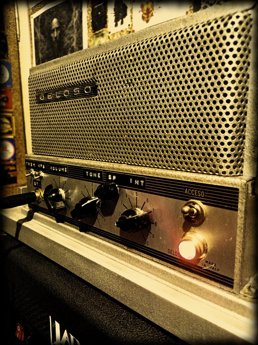 MauroUlag's tweet image. This is one of my custom jewels, a Geloso G-221-A from 1962 (approx.) reconverted by the wizard #tubetronix with a project based on the #FenderVibrolux.
Now, I obviously thought of it for reamping vintage-style cleans.
@Ibridoma #theseventhseal #production #TheExtremeWay