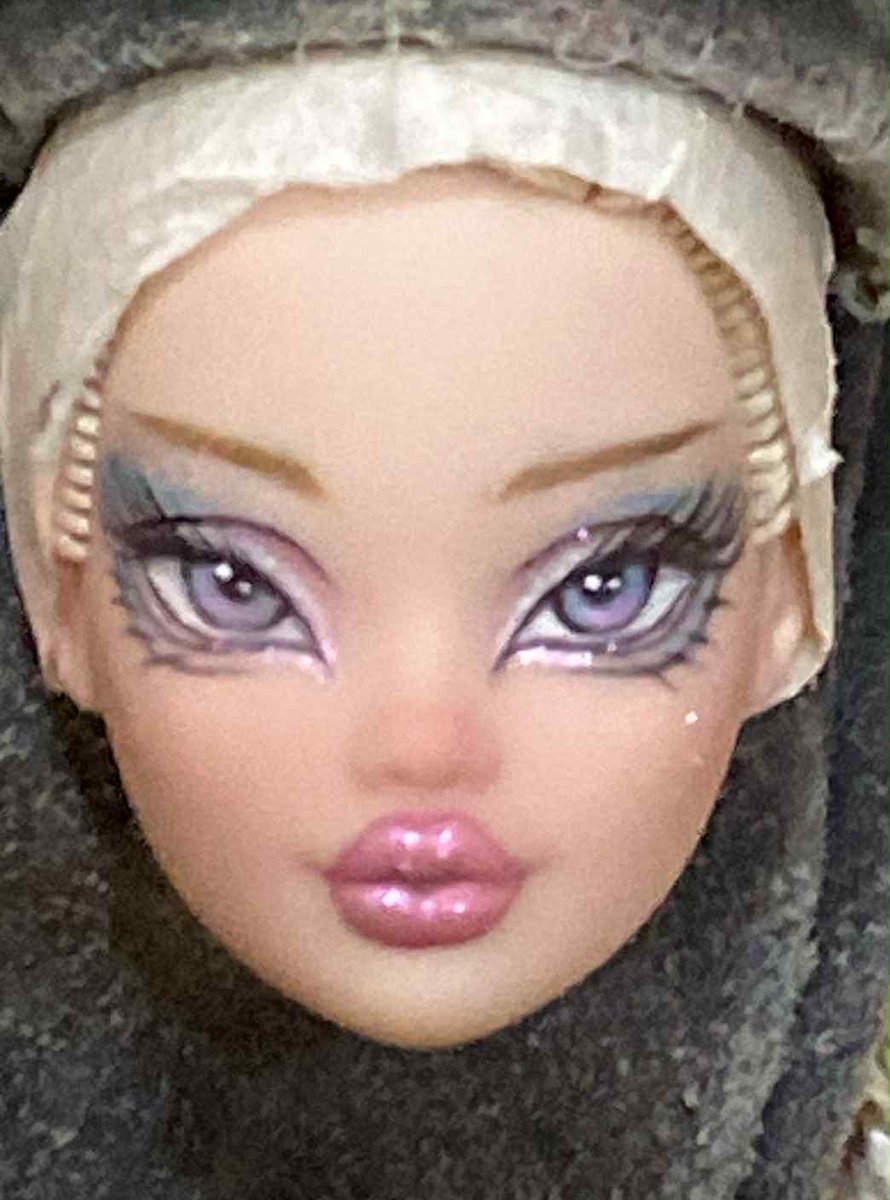 beansoju's tweet photo. This recent odile repaint I did 🥹
#ooak #dollrepaint https://t.co/Sa7Zj6vPMS
