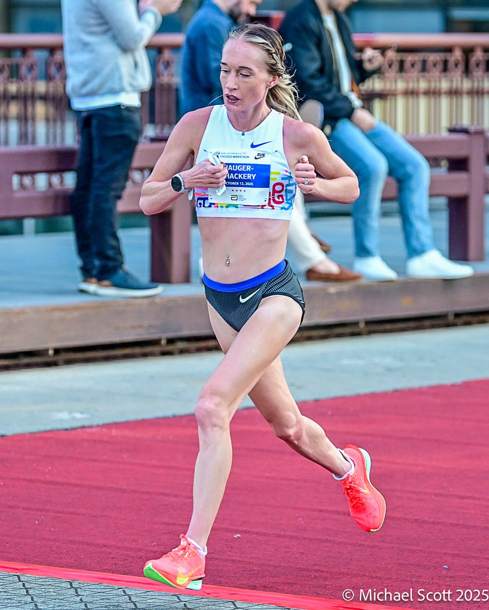 urimiscott's tweet photo. .@UNMLoboXCTF alum @callirianne running the 14th mile of the @ChiMarathon
#ChicagoMarathon #ChiMarathon https://t.co/ejFME5nhWw