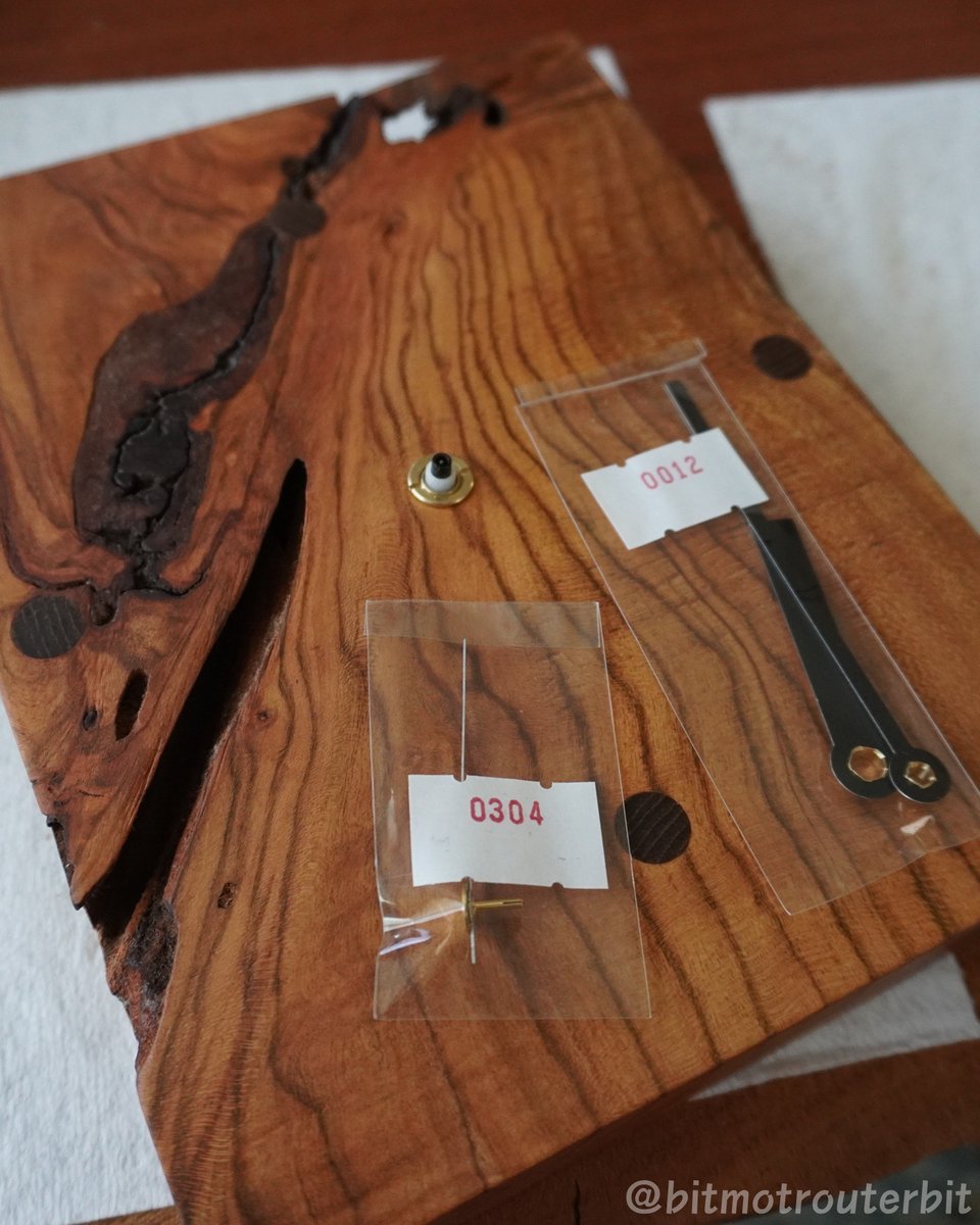 bitmotrouterbit's tweet image. 【時計を作る（その５）】
時計のパーツを組立てて完成。
普通は捨ててしまう、節や入り皮のある端材を活用しましたが、オンリーワンな魅力のある時計が完成しました。

★オフの店WebShop「時計」パーツ
off.co.jp/category/A23B5…

★BTMTトップ ベアリング・パターンビット
btmt.jp/SHOP/168814/li…