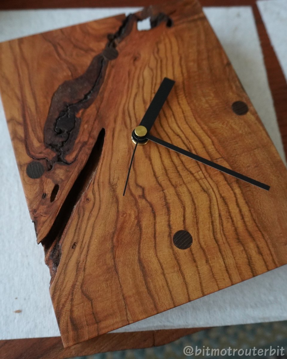 bitmotrouterbit's tweet image. 【時計を作る（その５）】
時計のパーツを組立てて完成。
普通は捨ててしまう、節や入り皮のある端材を活用しましたが、オンリーワンな魅力のある時計が完成しました。

★オフの店WebShop「時計」パーツ
off.co.jp/category/A23B5…

★BTMTトップ ベアリング・パターンビット
btmt.jp/SHOP/168814/li…